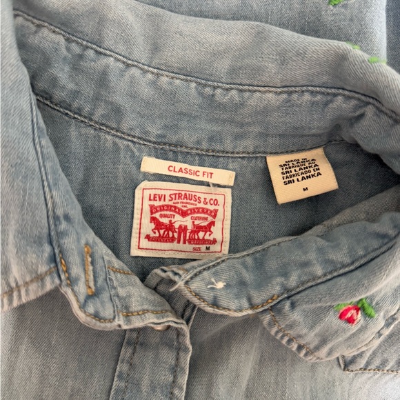 Levi Denim Chambray Pearl Snap Flower Embroidered Button Down Size Medium - Picture 6 of 6